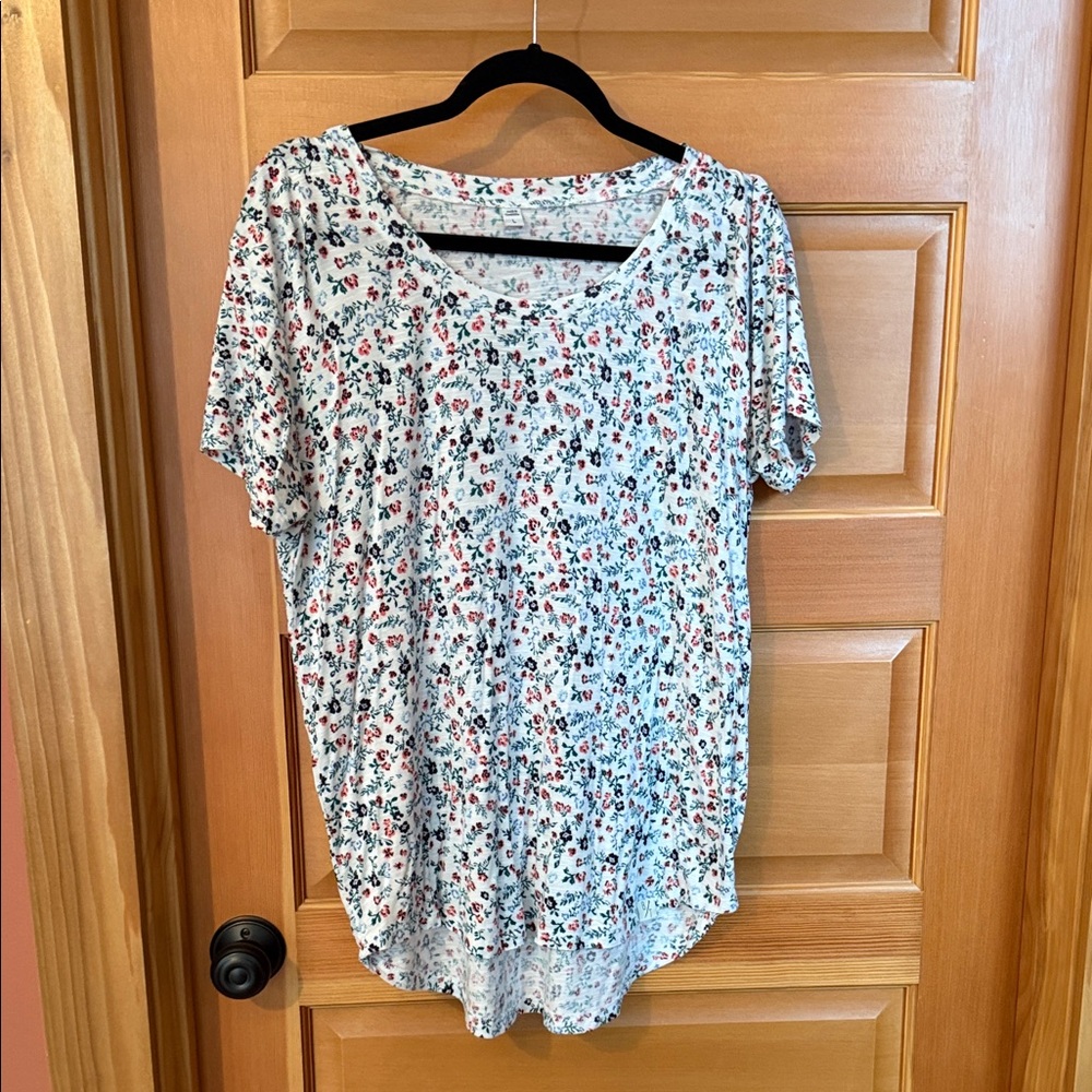BYTAVI White Floral Scoop Neck Short Sleeve Top with Pink and Black Accents